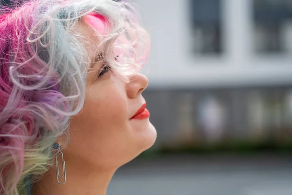 Retrato de cerca de una mujer caucásica rizada con cabello multicolor. Modelo para peinados —  Fotos de Stock