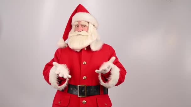 Sorprendido Santa Claus sobre un fondo blanco. Milagros para Navidad. — Vídeo de stock