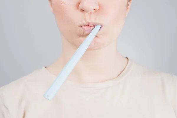 Beyaz kadının dişlerini fırçalarkenki yakın plan portresi. Kız sabah ağız temizliği prosedürünü uyguluyor. — Stok fotoğraf