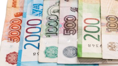 Banknotlara yakın çekim. Beş bin, beş yüz, on bin, kurşun ve yüz ruble..