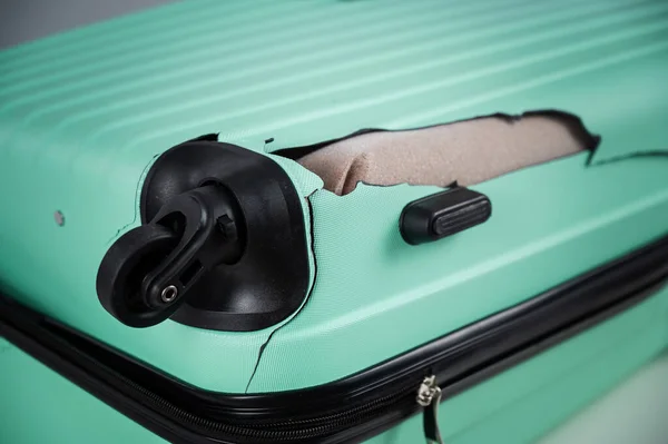 Un primo piano di una valigia di plastica rotta. — Foto Stock