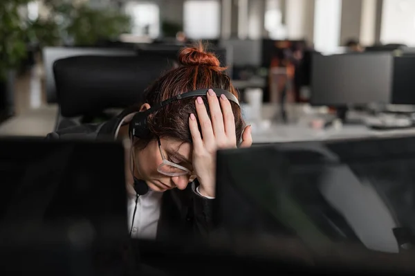 El retrato de la mujer en el casco en la frustración se toma de la mano en la oficina. — Foto de Stock