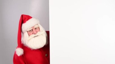 Noel Baba beyaz fotokopi alanını gösteriyor. Reklamcılık.