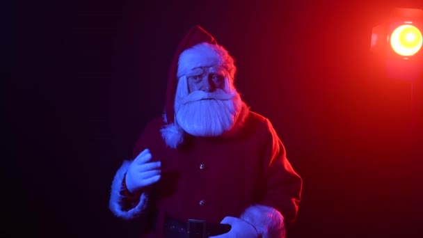 Santa Claus está bailando música con luz de neón. Fiesta de Navidad. — Vídeos de Stock