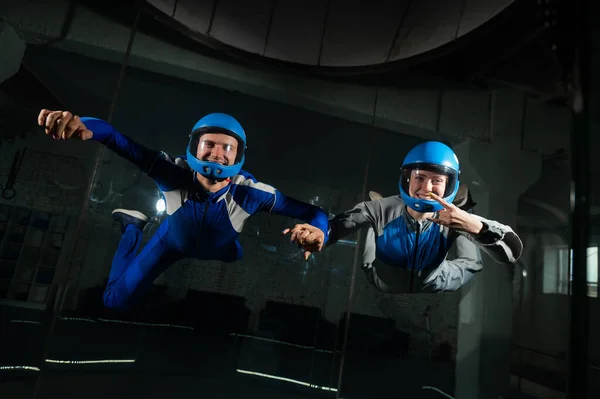 Un uomo e una donna amano volare insieme in una galleria del vento. Simulatore caduta libera — Foto Stock