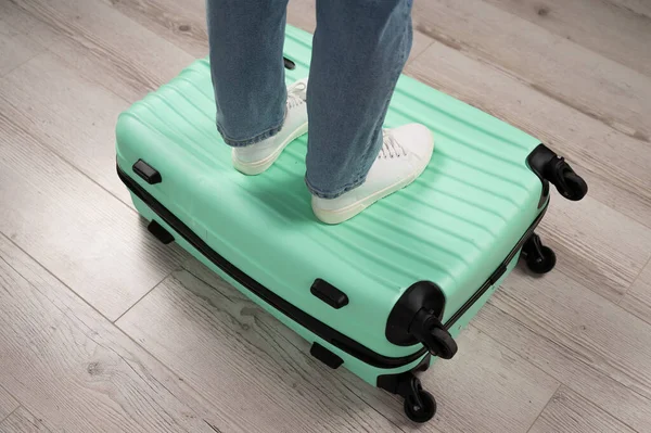 여행 가방 위에서 발을 벌리고 서 있는 여자. — 스톡 사진