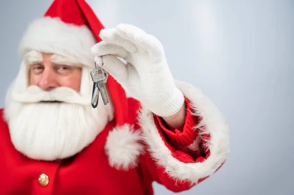 Ο Άγιος Βασίλης έχει κλειδιά σε λευκό φόντο. Νέο δώρο για τα Χριστούγεννα. — Φωτογραφία Αρχείου
