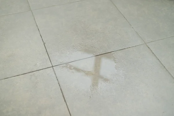Voda kape na dlážděnou podlahu. — Stock fotografie