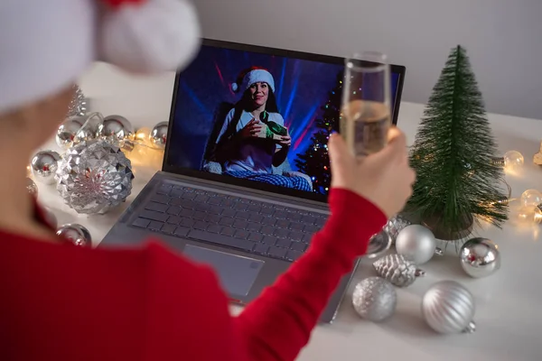 Biała kobieta dzwoni do rodziny przez laptopa i życzy Wesołych Świąt. Zdalne posiedzenie nowego roku — Zdjęcie stockowe