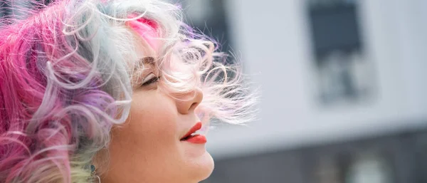 Retrato de cerca de una mujer caucásica rizada con cabello multicolor. Modelo para peinados —  Fotos de Stock