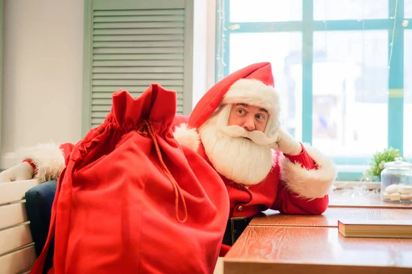 Przyjazny Święty Mikołaj w kawiarni. — Zdjęcie stockowe