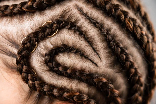 Close-up van vlechten op het hoofd van een blanke vrouw. — Stockfoto