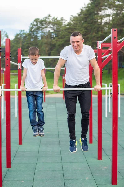 Kafkasyalı bir adam oyun parkındaki düzensiz barlarda bir çocuğu eğitiyor. Baba ve oğul açık hava sporlarına gider..