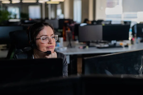 Blanke vrouw verveelt zich op het werk. — Stockfoto