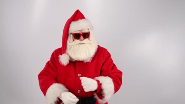Télapó napszemüvegben, fehér alapon táncol. Boldog karácsonyt!. — Stock videók