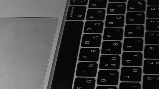 Close-up van een zilveren laptop toetsenbord. — Stockvideo