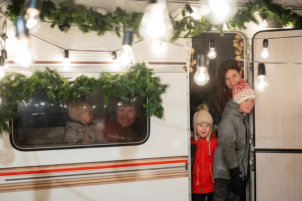 Glad stor familj firar jul i naturen. Föräldrar med tre söner reser i husbil. — Stockfoto