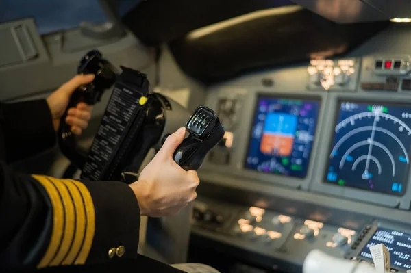 Bir uçağın dümenindeki kadın pilotun elleri. Uçuş simülatöründeki beyaz kadın. — Stok fotoğraf