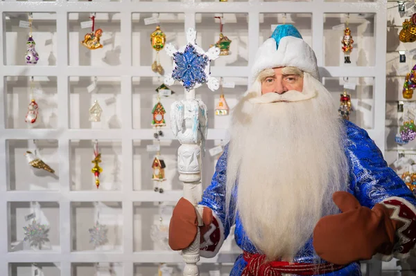 Père Noël russe choisit des décorations pour le sapin de Noël dans le magasin. — Photo