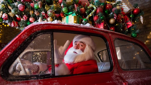 Портрет Санта-Клауса за рулем красной машины на Рождество. — стоковое фото