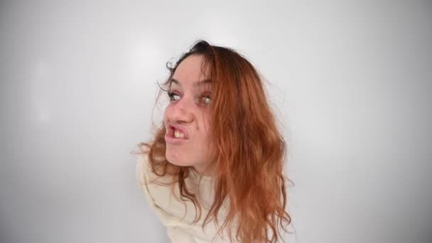 Retrato de cerca de una mujer loca con camisa de fuerza sobre fondo blanco. — Vídeos de Stock