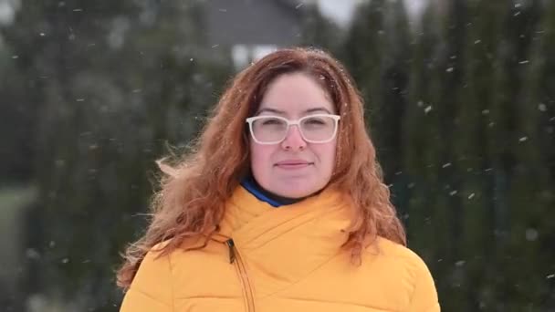 Rothaarige Kaukasierin freut sich über den ersten Schnee. — Stockvideo