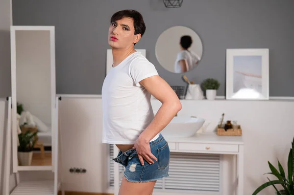 Homme gay caucasien enlève son short érotique. Diversité des sexes. — Photo