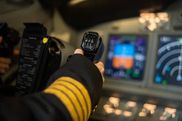 As mãos de uma piloto ao leme de um avião. Mulher branca em simulador de voo. — Fotografia de Stock