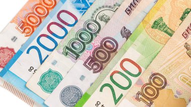 Banknotlara yakın çekim. Beş bin, beş yüz, on bin, kurşun ve yüz ruble..