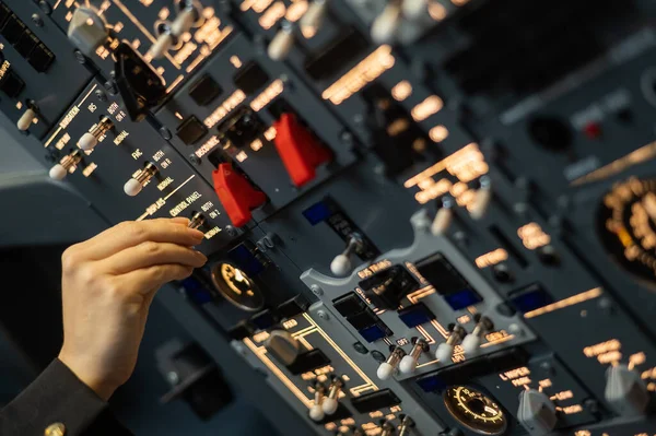 Close-up de uma mão pilotos girando um interruptor no painel de controle. — Fotografia de Stock