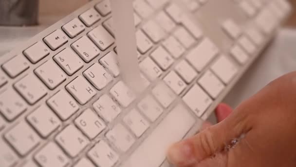 特写妇女在自来水下洗白色电脑键盘. — 图库视频影像