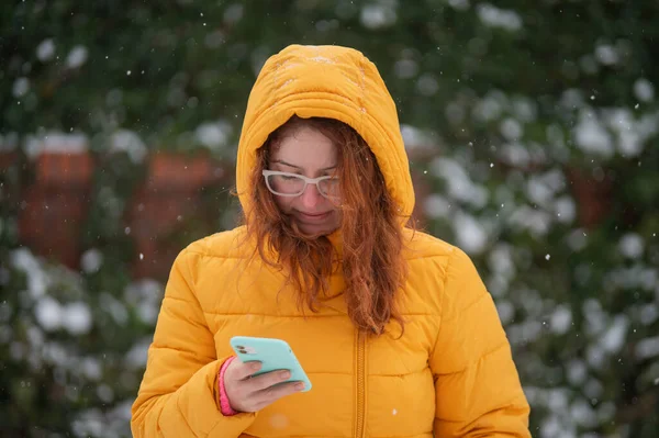 Beyaz kadın kışın açık havada telefon kullanıyor.. — Stok fotoğraf