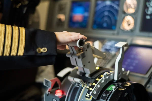 Pilotos femininos mão sobre a vara de controle do motor de avião. — Fotografia de Stock