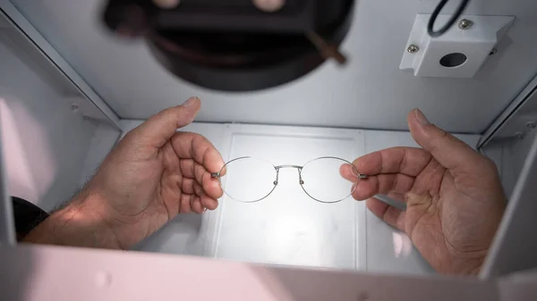 Sistema de soldadura de gafas. Un aparato para reparar marcos de gafas. —  Fotos de Stock