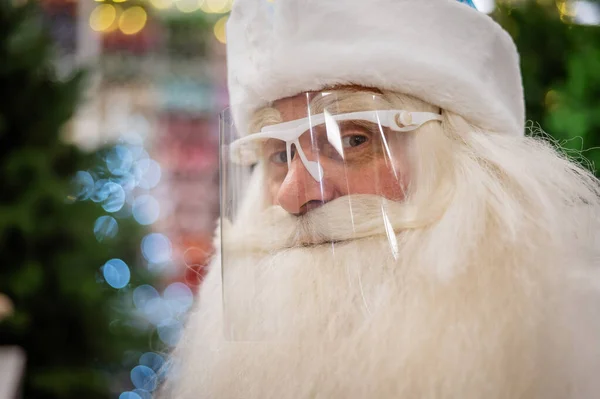 Portrait du Père Noël russe dans une visière protectrice. — Photo