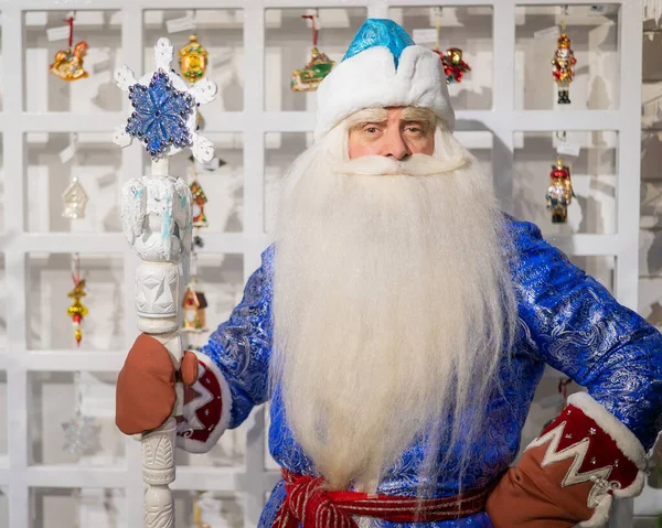 Papá Noel ruso elige decoraciones para el árbol de Navidad en la tienda. —  Fotos de Stock