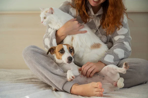 Rudowłosa biała kobieta przytulająca się do psa i kota. — Zdjęcie stockowe