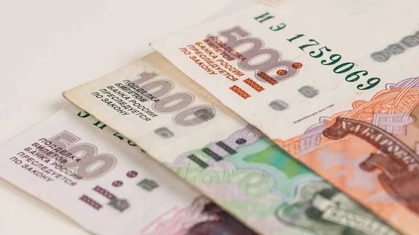 Close-up van bankbiljetten. Vijfduizend, duizend, vijfhonderd roebel. — Stockfoto