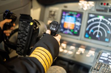 Bir uçağın dümenindeki kadın pilotun elleri. Uçuş simülatöründeki beyaz kadın.