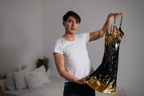 Gay probiert ein glänzendes Kleid an. Das Transgender-Outfit für die Party. — Stockfoto