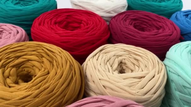 Close-up de meadas de algodão multicoloridas. Loja variedade de artesanato — Vídeo de Stock