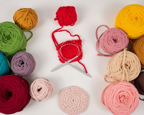 Cotton yarn knitting pattern on white table. — Stock Photo, Image