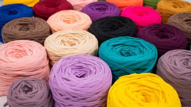 Çok renkli pamuklu kumaşlara yakın çekim. El yapımı için dükkan çeşidi