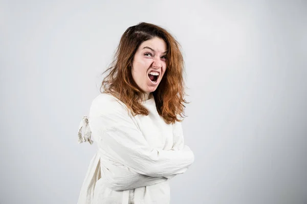 Крупный план портрета безумной женщины в смирительной рубашке на белом фоне. — стоковое фото
