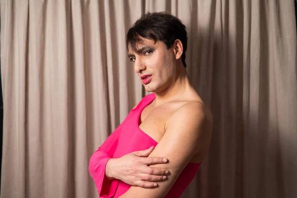 Homosexual in a pink female dress. A man in make-up. — Stockfoto