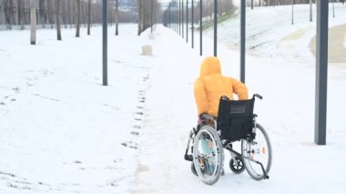 Mutlu beyaz kadın tekerlekli sandalyeden kalktı ve atladı. Mutlu kız iyileşir ve tekrar yürümeye başlar.. 