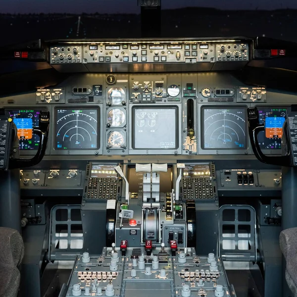 Vista generale della cabina di pilotaggio vuota. Simulatore di volo commerciale per addestramento al volo. — Foto Stock