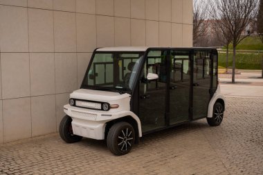 Kamu parkı görevlileri için elektrikli araç. Elektrikli araba..