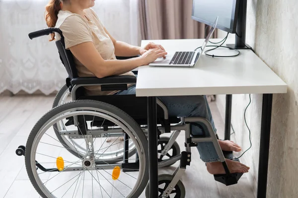 Biała kobieta na wózku z laptopem w domu. Praca zdalna dla osób niepełnosprawnych. — Zdjęcie stockowe