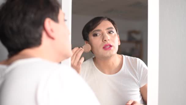 Seorang pria homoseksual berdandan di depan cermin. Transgender pria. — Stok Video